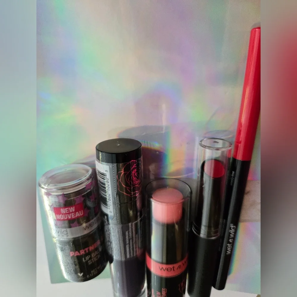 Wet n‎ Wild Red & Pink Lip Pout Kissable 5 Piece Set